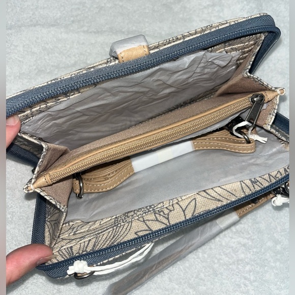 Iris Large Smartphone Crossbody - Picture 4 of 9